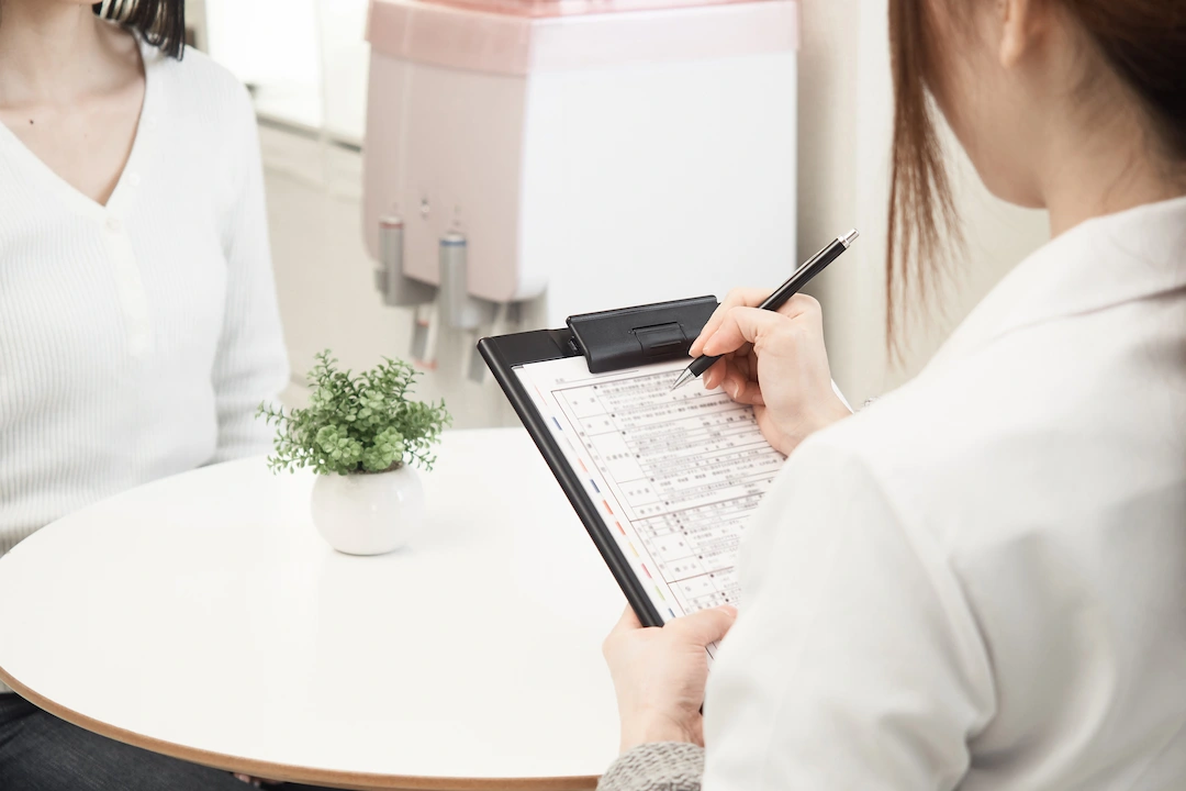 Hospital staff recieving feedback from the patient about their treatments and experience at the bardcon rainworth medical center in australia